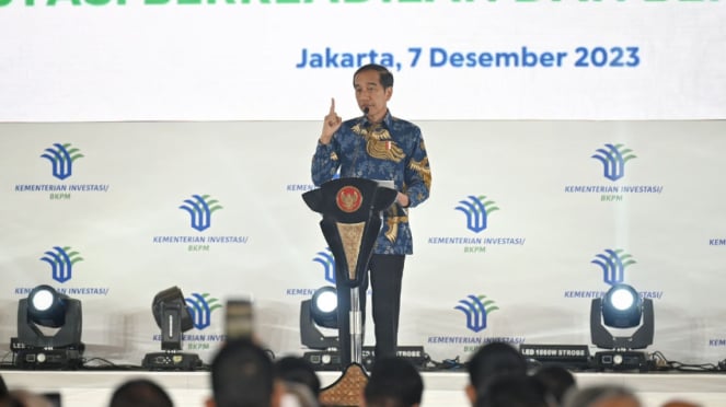 Jokowi meminta para menteri dan kepala daerah tidak mempersulit investor